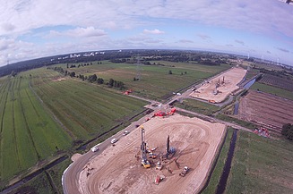 Das Bild zeigt Erdarbeiten mit schwerem Gerät in einer Fischaugeperspektive