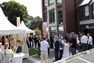 Foto von einer Feier zur Eröffnung des neuen Standortes in Kiel