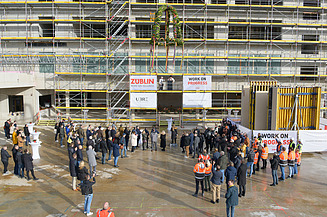 Totalaufnahme vom Richtfest von der Baustelle des Gymnasiums in Köln Deutz. 