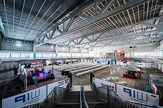 Foto einer neuen Sporthalle im Inneren