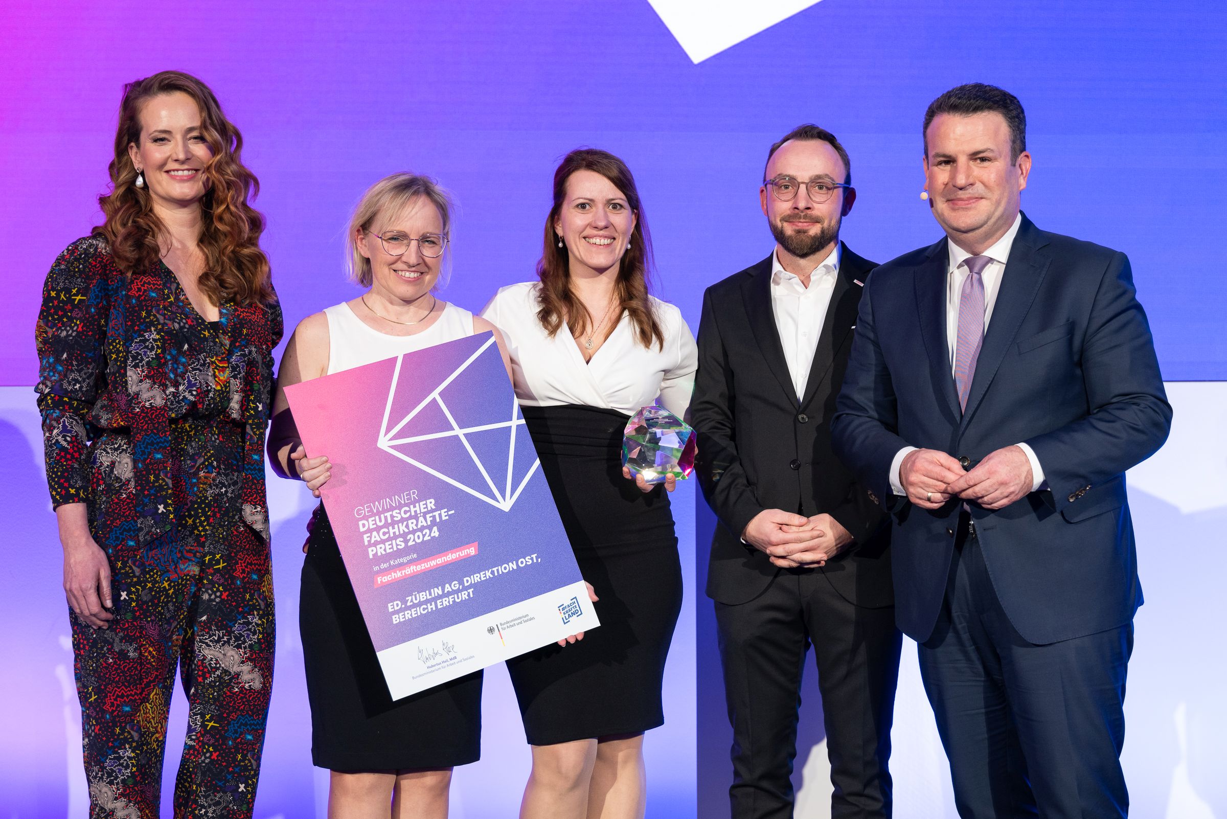 Foto von mehren schick gekleideten Personen die freundlich schauen. 