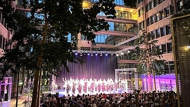 Foto von einer Bühne im ZÜBLIN-Haus. Es findet eine Veranstaltung statt. 