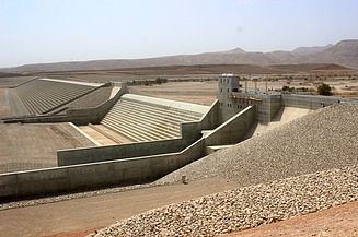 Foto von einem Hochwasserschutzdamm 
