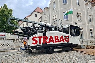 Foto von einer Maschine bei Tiefbauarbeiten auf einen Platz