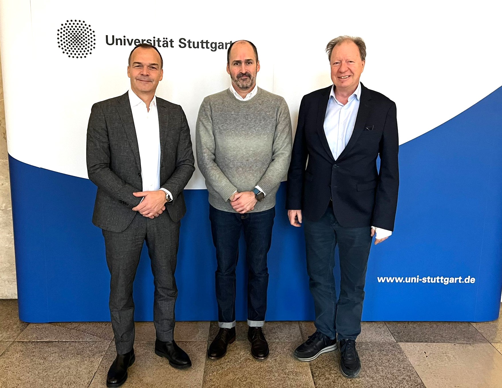 Foto von drei schick gekleideten Personen die freundlich schauen. 