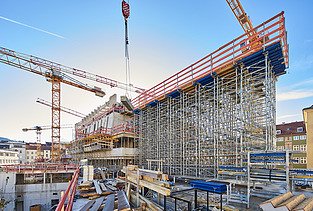 Foto von einem Rohbau, man sieht den auskragenden Hammerkopf mit Unterstellungsmaterial