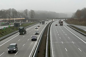 Foto von einer befahrenden Autobahn.  