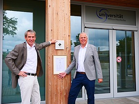 Foto von zwei Männern die freundlich schauen.   