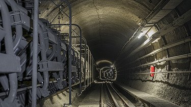Foto vom Inneren des Steinbruchs in Saalfelden, ein Tunnelschacht mit Schienen
