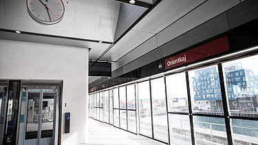 Foto von einem Gang in der Metrostation mit Sicht auf einen Fluss.                