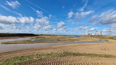 Foto einer Landschaft im neuen Mündungsbett, der Himmel ist leicht bewölkt
