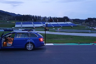 Foto von Vermessungsarbeiten am Red Bull Ring, am Straßenrand steht ein blauer PKW