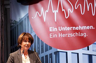 Foto von der Oberbürgermeisterin von Köln, die vor einem Pullt steht und eine Rede hält.  