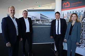 Foto von vier Personen die freundlich schauen. 