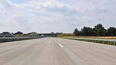 Foto von einer 3-spurigen, leeren Autobahnstrecke
