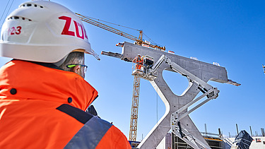 Foto von einer anspruchsvollen Konstruktion aus Ortbeton, aus der Sicht einer Person.
