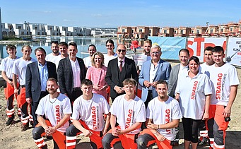 Foto von einem STRABAG-Lehrlingsteam und Projektverantwortlichen