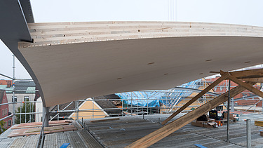 Foto von einem Dachelements für die neue Kuppel der Regensburger Synagoge.