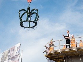 Foto von ZÜBLIN-Bauleiter und Zimmermannsgeselle bei der Verlesung des traditionellen Richtspruchs.