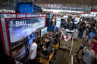 Foto von mehreren Personen vor einem Messestand