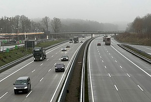 Foto von einer befahrenden Autobahn.  