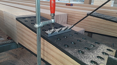 Foto von Holzplatten in einem Spanngerät.     