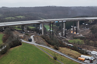 Das Bild zeigt die  A 45-Talbrücke Rinsdorf vor der Sprengung