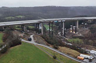 Das Bild zeigt die  A 45-Talbrücke Rinsdorf vor der Sprengung
