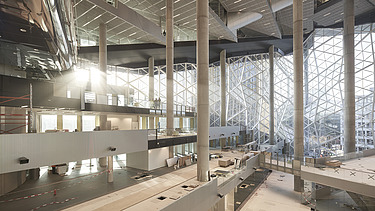  Foto von der Innenansicht Axel-Springer-Neubau. Es ist ein großer Raum mit vielen Fenstern.   