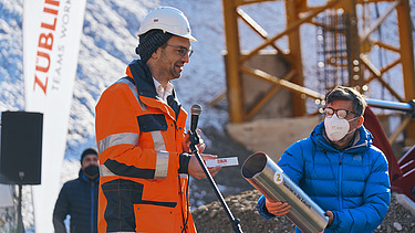 Foto von einem Mann bei der Rede zur Grundsteinlegung.
