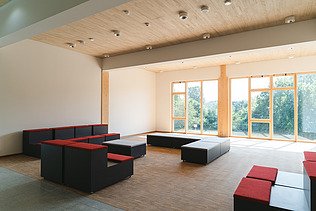 Innenansicht des Holzhybrid-Neubau Universität Witten/Herdecke.