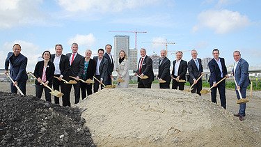 Foto von mehreren Personen beim Spatenstich der Bietergemeinschaft mit der Stadt Wien