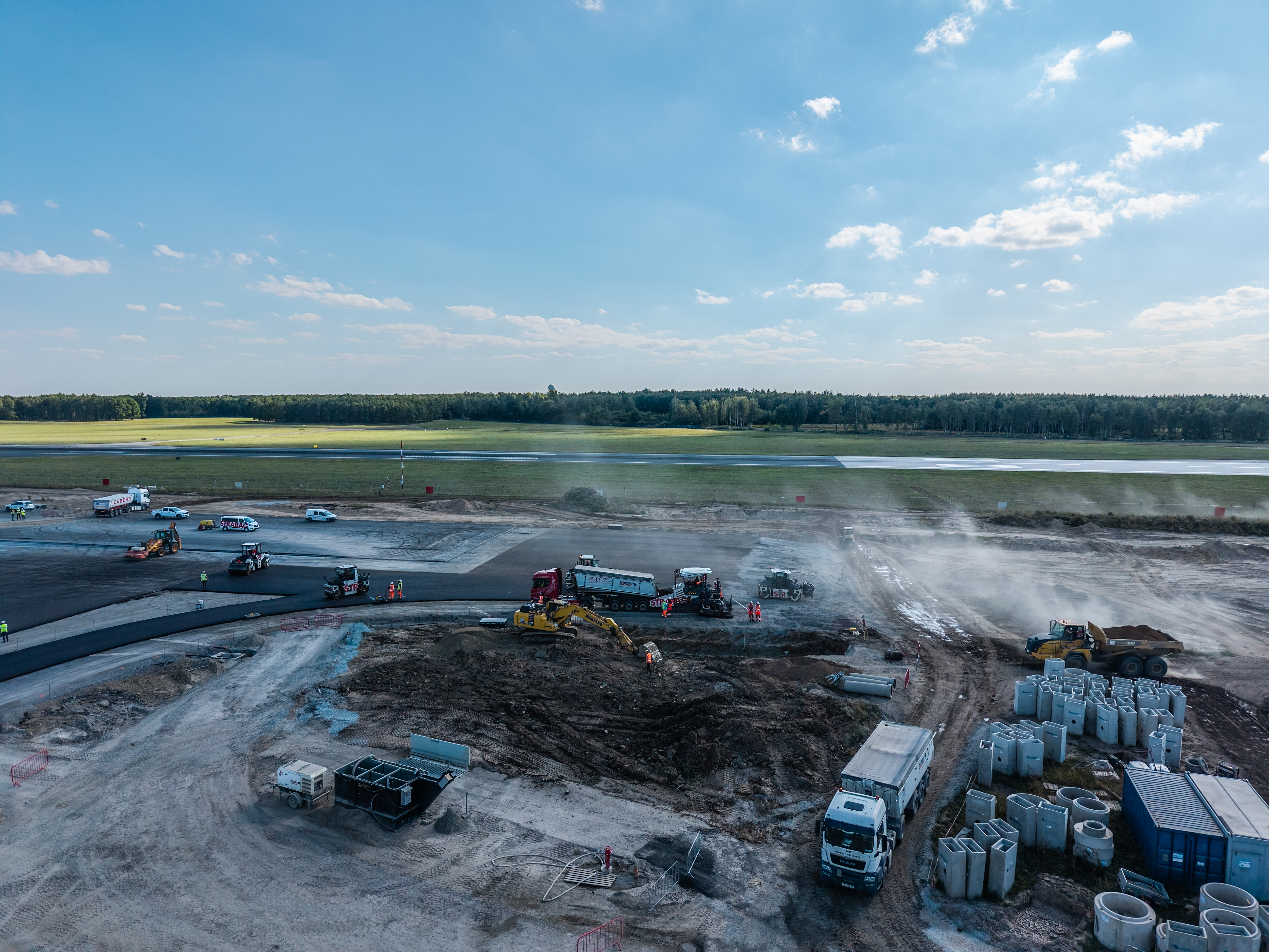 Ende Oktober wurde der Flughafen vollständig geschlossen, um sicherheitskritische Arbeiten zur Anbindung von vier neuen Rollwegen an die bestehende Start- und Landebahn durchzuführen.