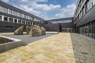 Foto von Innenhof des Bertolt-Brecht-Schulzentrum in Nürnberg.