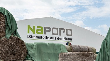Fote eines weißen Gebäudes mit der Aufschrift Naporo