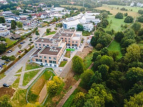 Luftaufnahme vom Holzhybrid-Neubau Universität Witten/Herdecke.