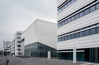 Foto von einem weißen Bürogebäude mit Blick von der Straße.      