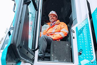 Foto von Klemens Haselsteiner, der in einem Wasserstoff-Radlader sitzt