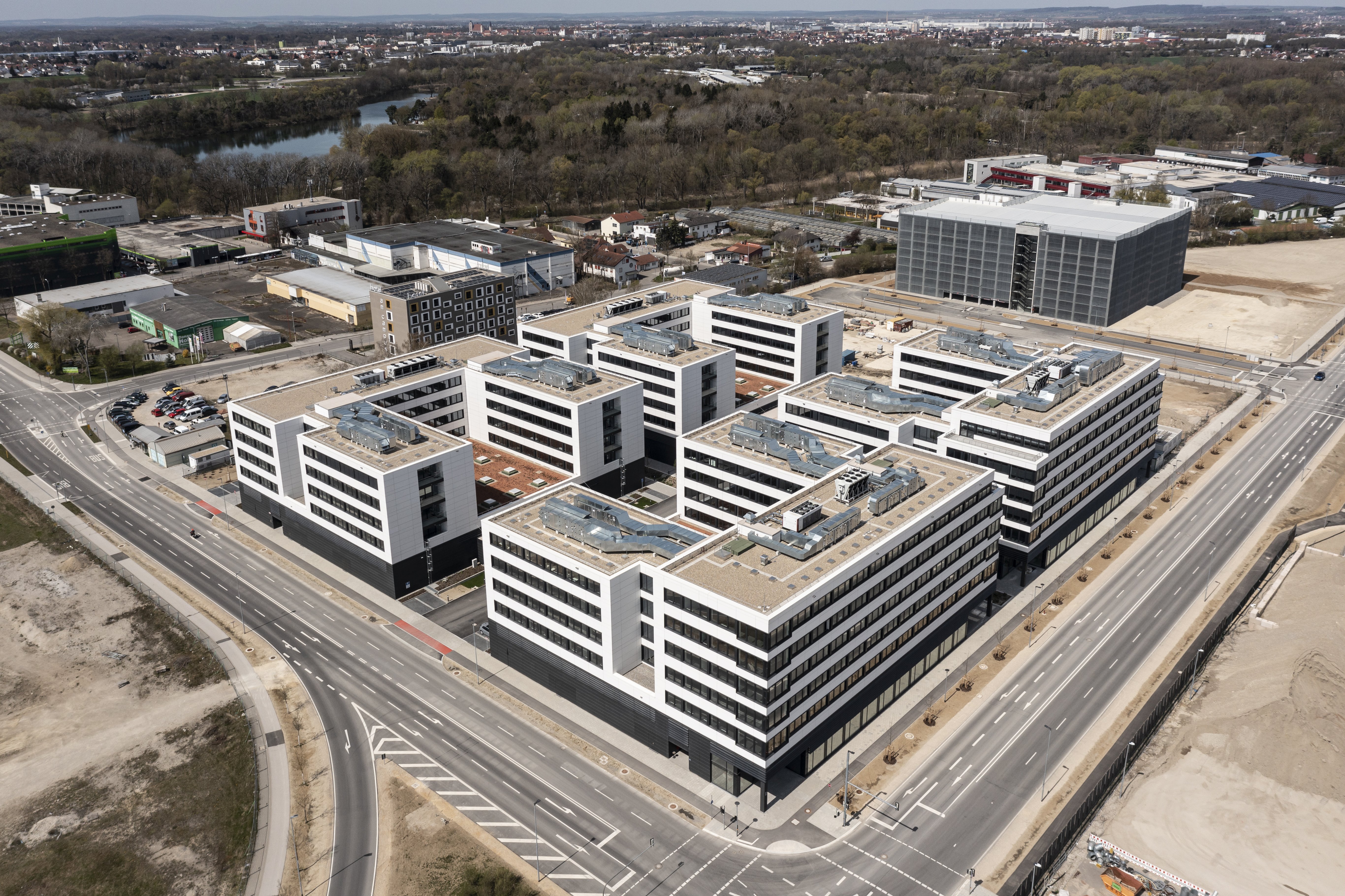 Visualisierung vom IN-Campus mit vier symmetrisch angeordnete Gebäudemodule in U-Form. 