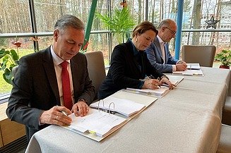 Foto bei der Vertragsunterzeichnung für das Klinik-Bauprojekt.