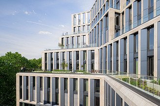 Fassade, an der lange blaue Elemente angebracht sind