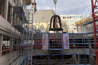 Richtfestkranz wird auf der Baustelle Antoniter Quartier in Köln gehisst. 