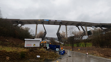 Das Bild zeigt die  A 45-Talbrücke Rinsdorf bei der Sprengung von unten