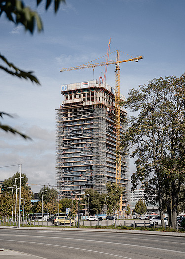Foto von einem Hochhaus im Bau, das Gruenblick in Wien