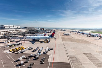 Foto eines Flughafens mit einigen, parkenden Flugzeugen