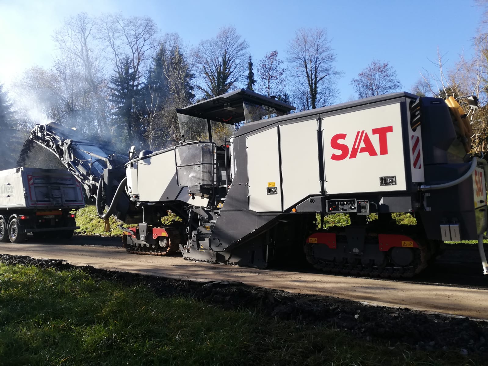 Foto von einer SAT Asphaltfräse im Einsatz