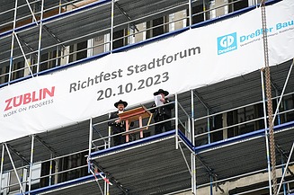 Foto von einer Rede auf einem Gerüst. 