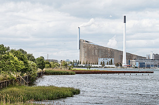 Foto von der Mühlverbrennungsanlage „Copenhill“ mit Blick über den Fluss.  