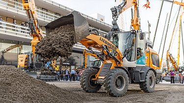 Foto des Brennstoffzellenradladers von Liebherr beim Ausschütten von Material