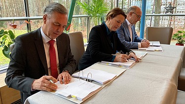 Foto bei der Vertragsunterzeichnung für das Klinik-Bauprojekt.